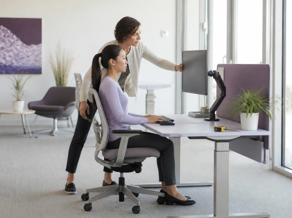 Ergonome réglant un poste de travail de bureau